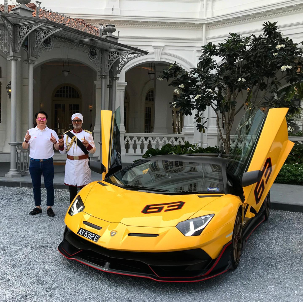 Chủ nhân siêu xe Lamborghini Aventador SVJ 63 duy nhất ở Đông Nam Á mặc áo thun trắng Chủ nhân siêu xe Lamborghini Aventador SVJ 63 duy nhất ở Đông Nam Á mặc áo thun trắng