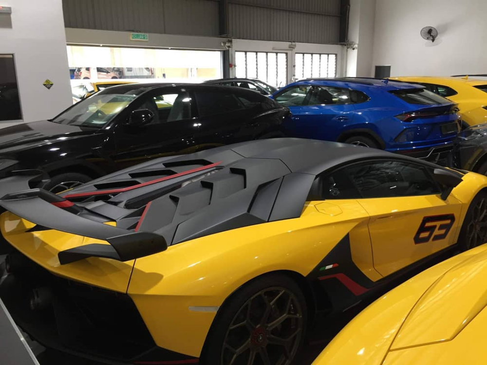 Và từ mui xe kéo xuống nắp khoang động cơ bằng carbon nhám là sự khác biệt của Lamborghini Aventador SVJ 63 Và từ mui xe kéo xuống nắp khoang động cơ bằng carbon nhám là sự khác biệt của Lamborghini Aventador SVJ 63