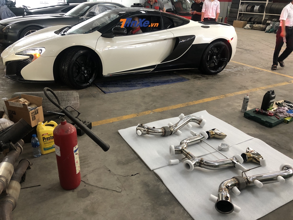 Chiếc McLaren 650S Spider chuẩn bị bước v&agrave;o việc thay ống xả độ