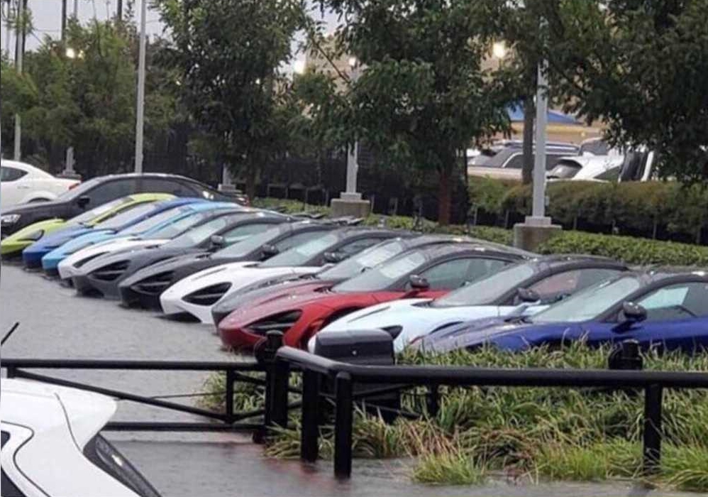 10 siêu xe McLaren tại Mỹ bị nước lũ dâng lên ngập qua cản va trước