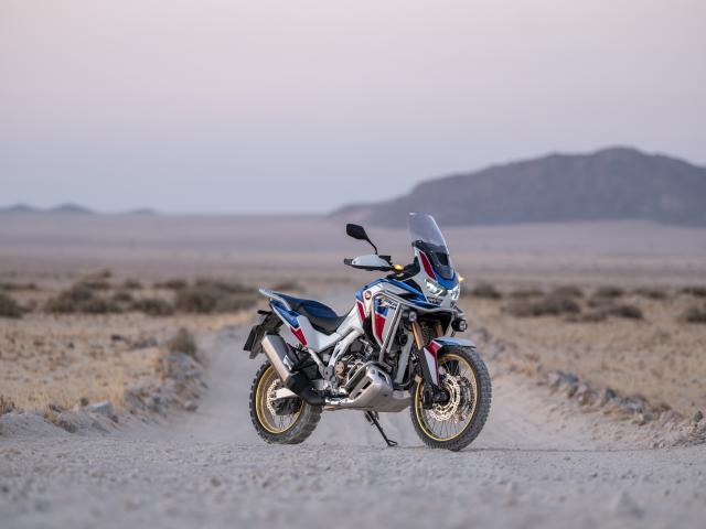 Honda CRF1100L Africa Twin Adventure 2020 trang bị vành nan cross-spoke hỗ trợ lốp không săm