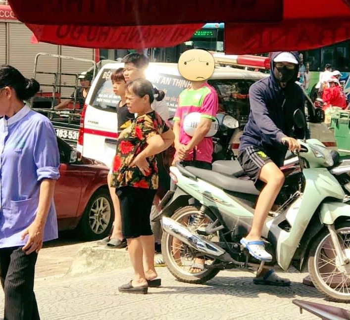 Nam thanh ni&ecirc;n chủ xe (&aacute;o hồng) bất lực nh&igrave;n chiếc xe bị ch&aacute;y