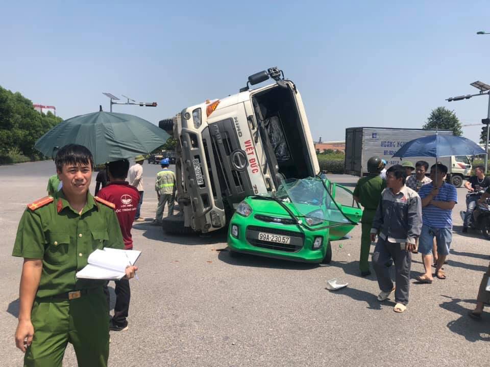 Hiện trường vụ tai nạn xảy ra tại Bắc Ninh, tài xế may mắn thoát chết