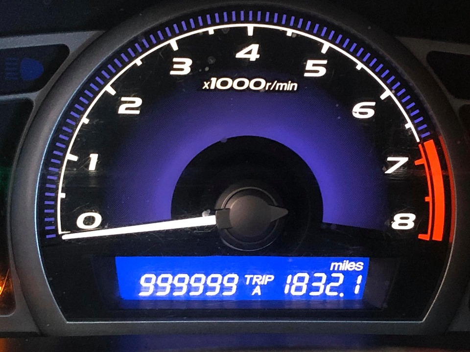 Ảnh chụp đồng hồ công-tơ-mét của chiếc Honda Civic đời 2006