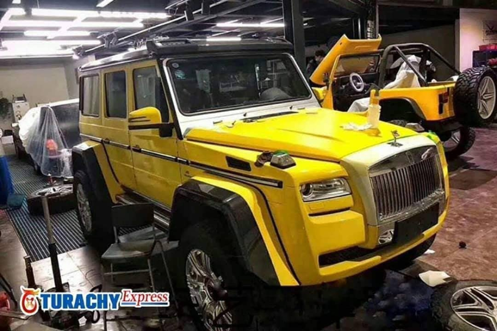 Ngoài lưới tản nhiệt, chiếc Mercedes-Benz G500 4×4² còn được thay đèn pha và vành theo phong cách Rolls-Royce Ghost