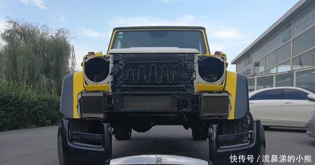 Chiếc Mercedes-Benz G500 4×4² bị tháo lưới tản nhiệt và cụm đèn pha
