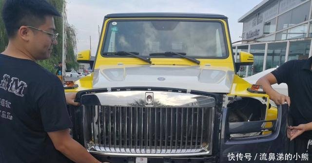 Lưới tản nhiệt đèn Pantheon đặc trưng của Rolls-Royce Ghost được lắp vào đầu chiếc SUV hạng sang