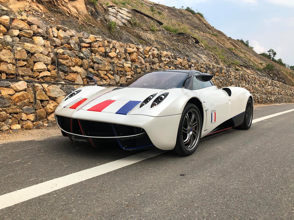 Pagani Huayra của Minh Nhựa tại đường cao tốc La Sơn - Túy Loan