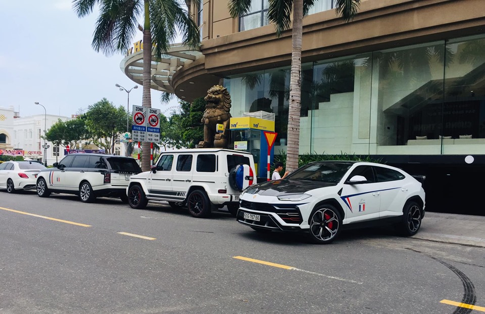 Minh Nhựa c&ugrave;ng vợ v&agrave; con g&aacute;i di chuyển tr&ecirc;n 3 chiếc SUV c&ograve;n lại