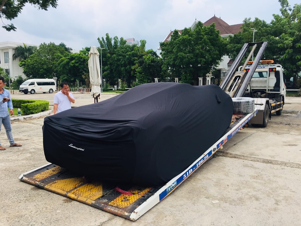 Trước đó thần gió Pagani Huayra độc nhất Việt Nam đã được lái lên xe chuyên dụng và được trùm bạt của Lamborghini để vận chuyển ra cao tốc