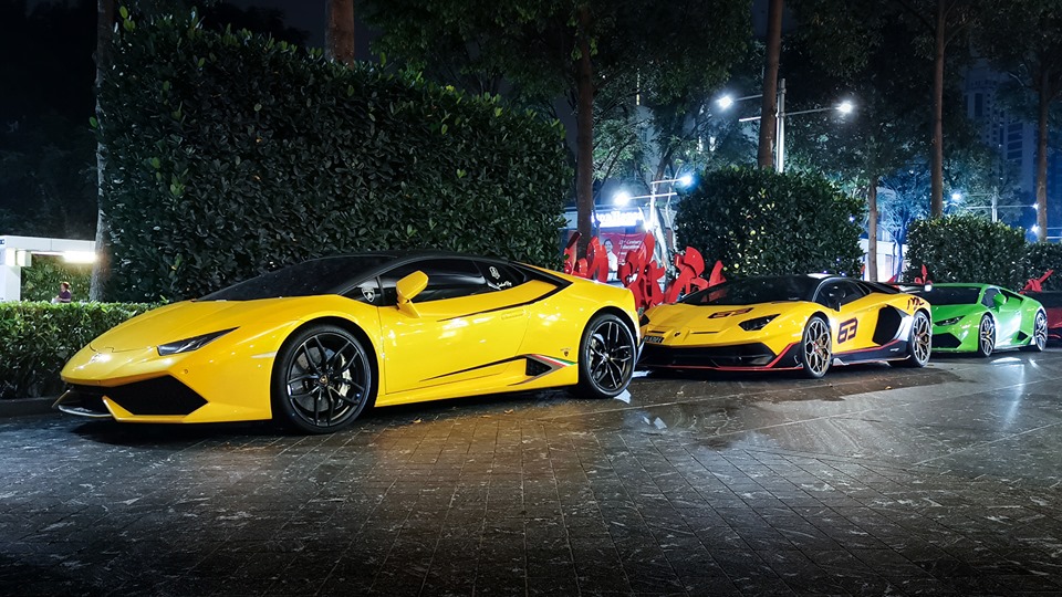 Cặp đôi Lamborghini Huracan LP610-4 màu vàng và xanh cốm kẹp giữa là Lamborghini Aventador SVJ 63