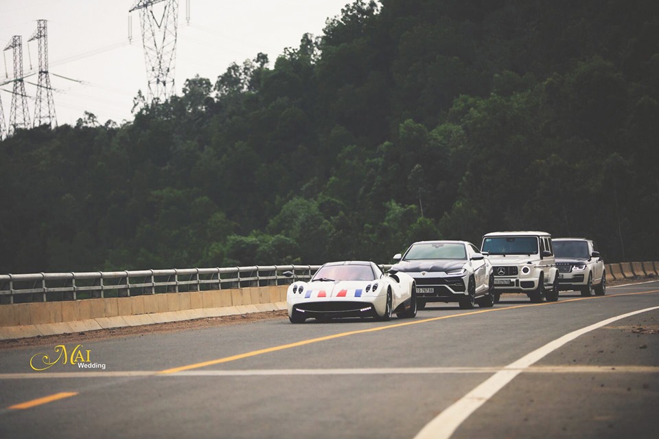 Sau đ&oacute; Pagani Huayra được cho xuống mặt đường ở đoạn cao tốc La Sơn - T&uacute;y Loan để di chuyển c&ugrave;ng 3 chiếc SUV khủng chụp ảnh