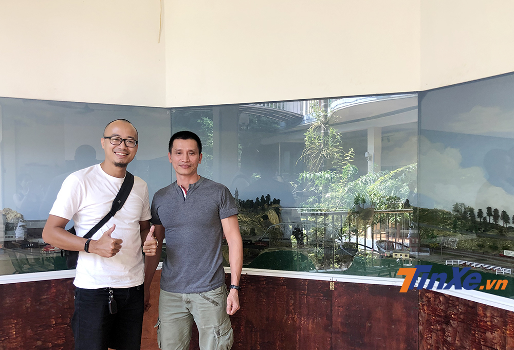 Anh Hoàng Nam, một võ sư tại Nghĩa Lộ, Yên Bái nhưng lại rất đam mê bộ môn sa hình chủ đề về đường sắt.