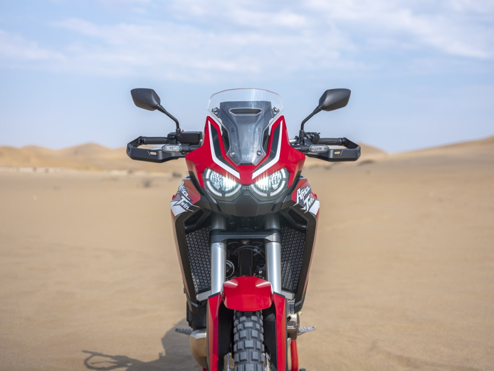 Phi&ecirc;n bản ti&ecirc;u chuẩn Honda CRF1100L Africa Twin 2020 c&oacute; k&iacute;nh chắn gi&oacute; nhỏ v&agrave; ngắn được bố tr&iacute; ngay tr&ecirc;n đ&egrave;n pha, hai b&ecirc;n l&agrave; cặp xinhan LED được bố tr&iacute; cao