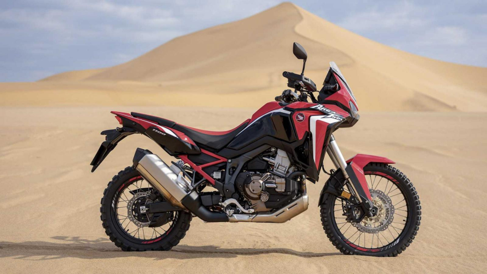 Nhờ trang bị bộ khung sườn v&agrave; khung phụ ph&iacute;a sau ho&agrave;n to&agrave;n mới m&agrave; th&acirc;n xe Africa Twin 1100 2020 trở n&ecirc;n gọn g&agrave;ng hơn so với thế hệ cũ. C&agrave;ng sau của xe c&oacute; thiết kế lấy cảm hứng từ c&agrave;ng của mẫu xe địa h&igrave;nh Honda CRF450R. C&aacute;c n&acirc;ng cấp n&agrave;y đều gi&uacute;p Honda CRF1100L Africa Twin c&oacute; trọng lượng nhẹ hơn.