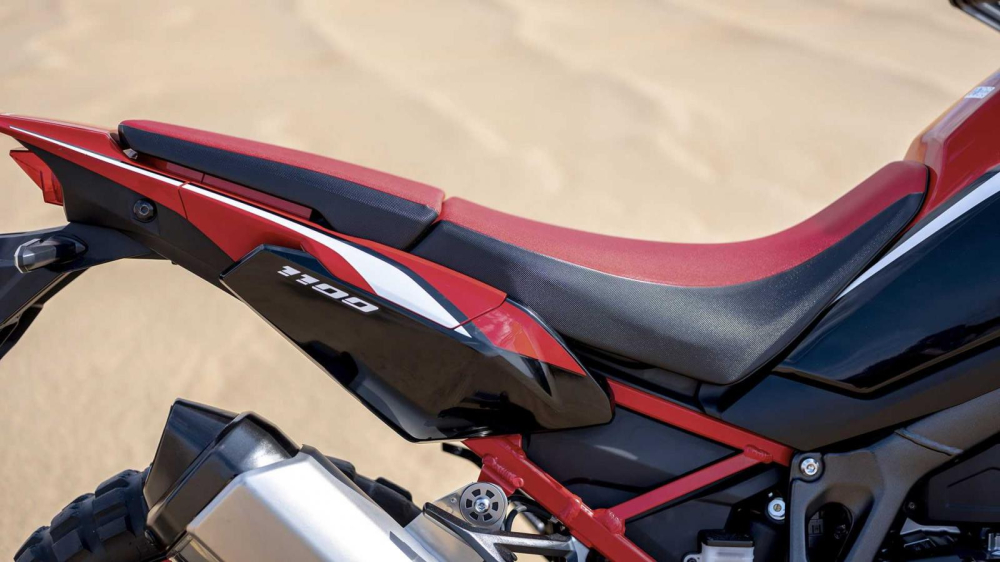 Với phong c&aacute;ch adventure touring, Honda CRF1100L Africa Twin 2020 sử dụng bộ y&ecirc;n Rally nhưng dược ph&acirc;n th&agrave;nh hai mảnh. Thiết kế y&ecirc;n n&agrave;y gi&uacute;p người d&ugrave;ng xe c&oacute; thể ngồi thẳng tr&ecirc;n xe ở vị tr&iacute; cao v&agrave; điều khiển xe một c&aacute;ch dễ d&agrave;ng nhất