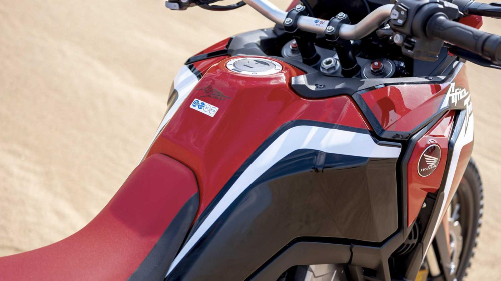 B&igrave;nh xăng của Africa Twin 1100 2020 c&oacute; thiết kế như b&igrave;nh xăng của c&aacute;c mẫu xe Enduro v&agrave; Rally, gi&uacute;p mở rộng dung t&iacute;ch l&ecirc;n đến 18,8 l&iacute;t, đồng thời  tối ưu h&oacute;a tư thế ngồi kẹp b&igrave;nh xăng của người d&ugrave;ng