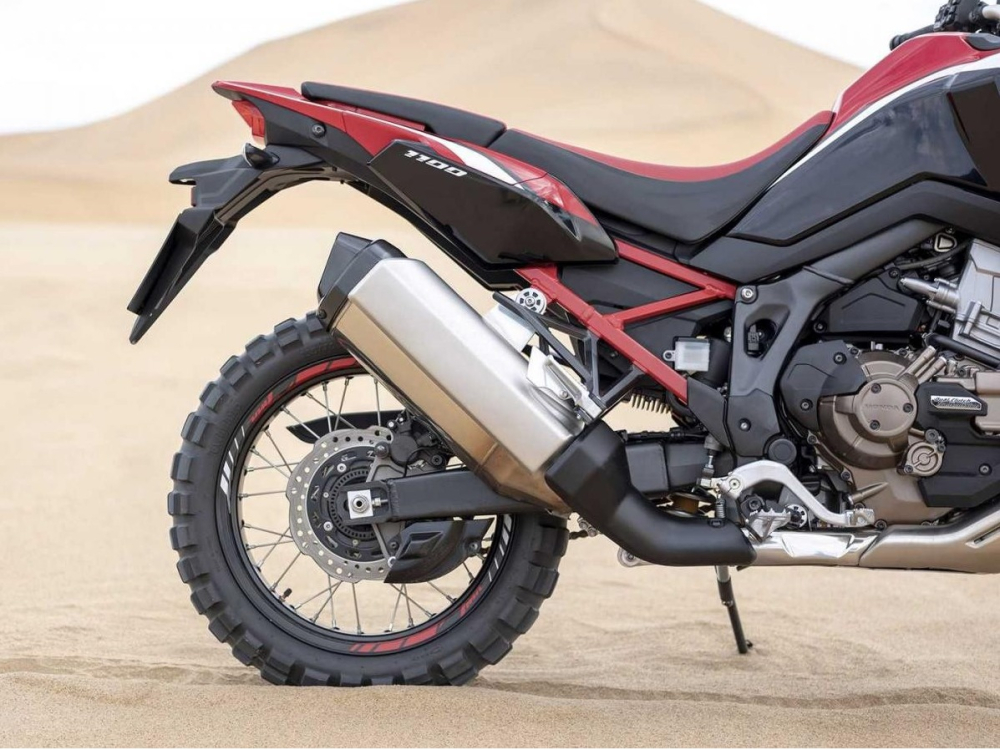 Đu&ocirc;i xe Honda Africa Twin 1100 2020 c&oacute; thiết kế lấy cảm hứng từ mẫu CRF450 Rally, vuốt cao về ph&iacute;a sau. Cũng v&igrave; vậy m&agrave; k&iacute;ch thước đu&ocirc;i xe kh&aacute; thon gọn v&agrave; thể thao. Đ&egrave;n phanh được t&iacute;ch hợp v&agrave;o b&ecirc;n trong đu&ocirc;i xe, trong khi đ&oacute; cặp đ&egrave;n xinhan sau được bố tr&iacute; ở chắn b&ugrave;n ki&ecirc;m p&aacute;t biển số của xe