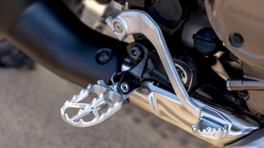 Để tối ưu h&oacute;a khả năng đi việt d&atilde; đường trường, Honda c&ograve;n trang bị cho Africa Twin 1100 2020 g&aacute;c ch&acirc;n v&agrave; ch&acirc;n phanh c&oacute; gai. Trang bị n&agrave;y gi&uacute;p người d&ugrave;ng xe c&oacute; thể đứng l&ecirc;n để điều khiển xe một c&aacute;ch chắc chắn nhất