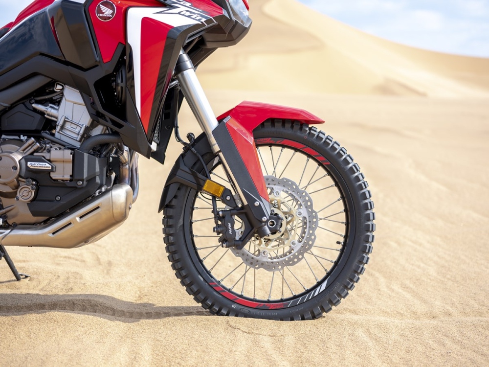 Về mặt trang bị, Honda Africa Twin 1100 2020 sở hữu hệ thống treo Showa cao cấp. Hệ thống treo trước của xe l&agrave; cặp phuộc h&agrave;nh tr&igrave;nh ngược k&iacute;ch thước 45mm, h&agrave;nh tr&igrave;nh 230 mm, c&oacute; thể chỉnh mức độ cứng mềm v&agrave; phản hồi t&ugrave;y v&agrave;o nhu cầu sử dụng. Trong khi đ&oacute; hệ thống treo sau gồm c&agrave;ng nh&ocirc;m c&ugrave;ng hệ thống t