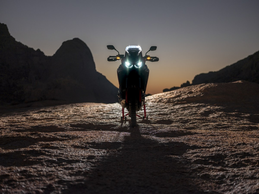 Honda CRF1100L Africa Twin 2020 sở hữu hệ thống chiếu s&aacute;ng Full LED, bao gồm đ&egrave;n pha, đ&egrave;n định vị v&agrave; đ&egrave;n xinhan