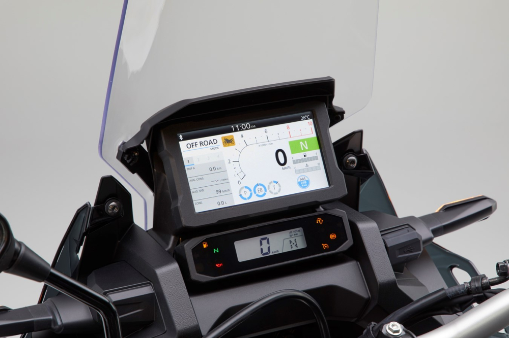 Bảng đồng hồ của Honda Africa Twin 1100 2020 bao gồm m&agrave;n LCD nhỏ b&ecirc;n dưới hiển thị tốc độ, cấp số v&agrave; thờ gian. Ngay ph&iacute;a tr&ecirc;n l&agrave; m&agrave;n h&igrave;nh m&agrave;u TFT hiển thị c&aacute;c th&ocirc;ng tin li&ecirc;n quan đến c&ocirc;ng nghệ điện tử hỗ trợ của xe. M&agrave;n h&igrave;nh n&agrave;y c&ograve;n t&iacute;ch hợp giao thức Bluetooth gi&uacute;p kết nối với điện thoại th&ocirc;ng minh