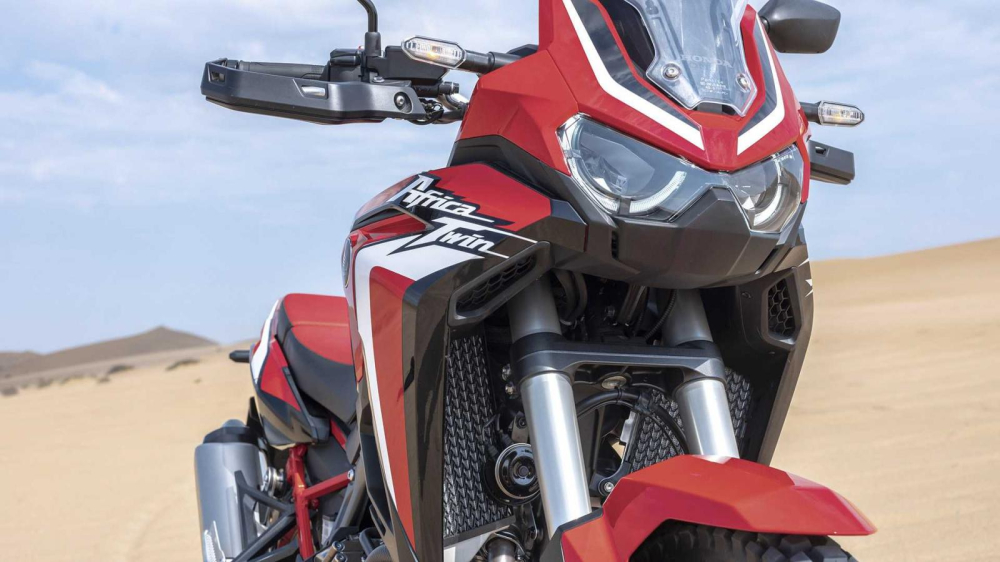 Thay đổi r&otilde; r&agrave;ng nhất tr&ecirc;n Honda CRF1100L Africa Twin 2020 ch&iacute;nh l&agrave; phần đầu đ&egrave;n của xe. Thế hệ xe mới sở hữu đầu đ&egrave;n tr&ograve;n trịa v&agrave; được bố tr&iacute; cao hơn. Mặt đ&egrave;n mang thiết kế kh&aacute; ấn tượng, tạo h&igrave;nh như đ&ocirc;i mắt b&ecirc;n trong cặp k&iacute;nh. C&oacute; được điều n&agrave;y l&agrave; nhờ v&agrave;o v&ograve;ng đ&egrave;n LED định vị, b&ecirc;n trong l&agrave; đ&egrave;n pha 