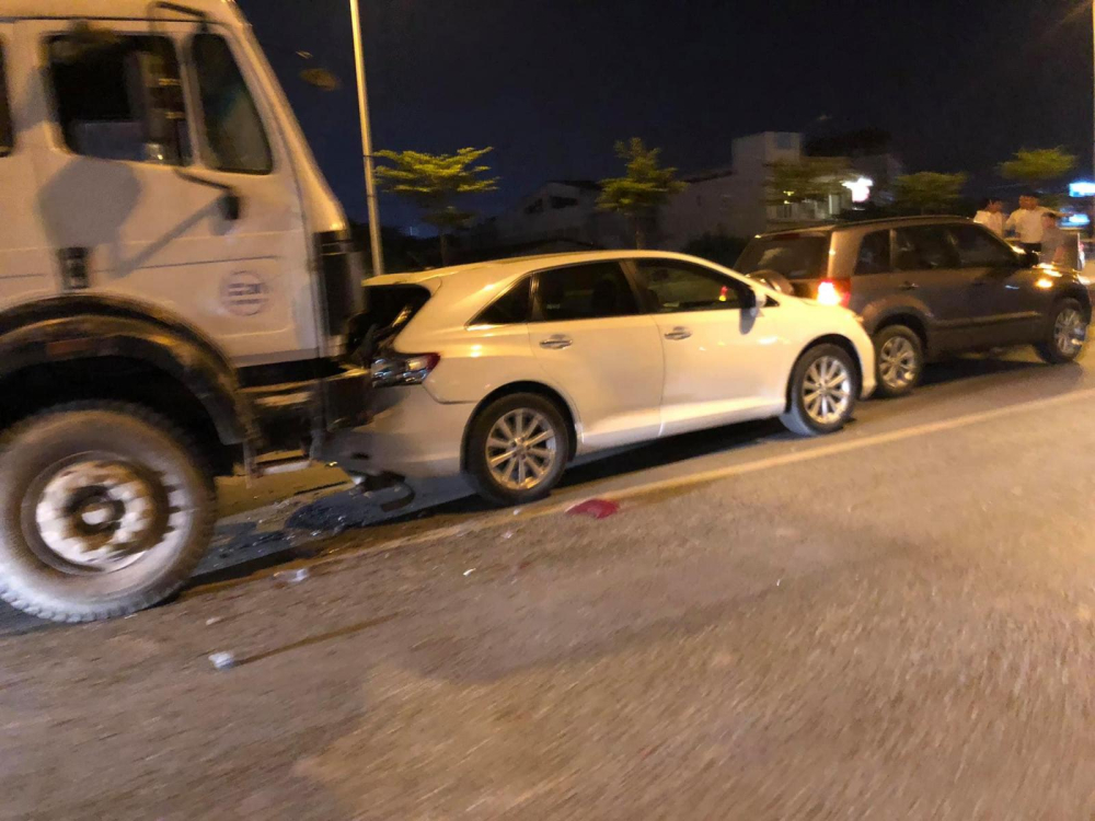 Xe tải bơm bê tông bị đẩy về phía trước, tông tiếp 2 ô tô con