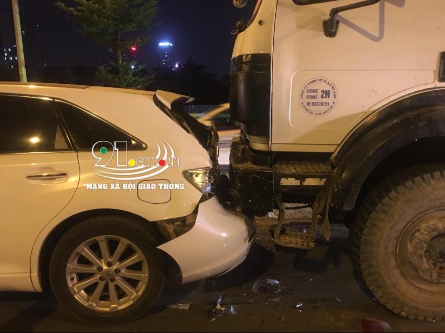 Chiếc Toyota Venza bị đâm bẹp dúm phần đuôi phía sau
