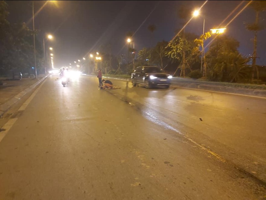 Nạn nhân nằm giữa đường trong lúc chờ xe cấp cứu đến Nạn nhân nằm giữa đường trong lúc chờ xe cấp cứu đến