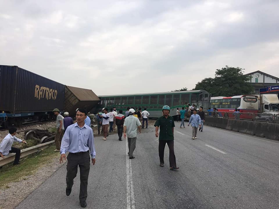Một toa t&agrave;u nằm chắn ngang quốc lộ 1A