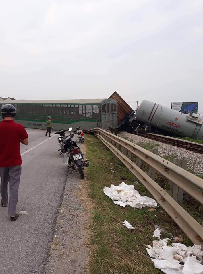 Một toa t&agrave;u nằm chắn ngang quốc lộ 1A