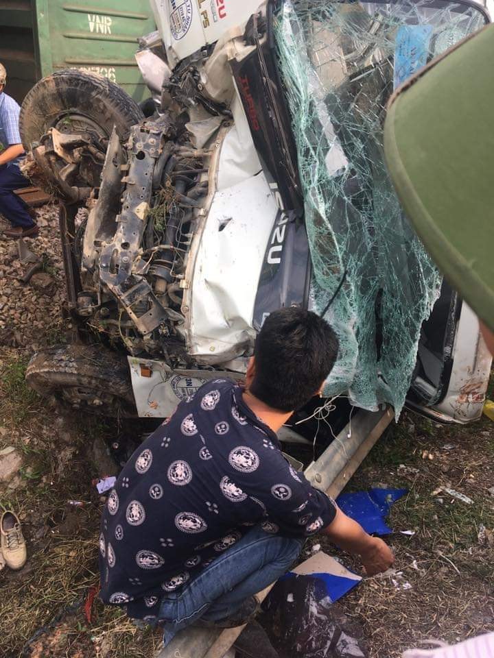 Chiếc &ocirc; t&ocirc; tải bị hỏng nặng sau vụ tai nạn