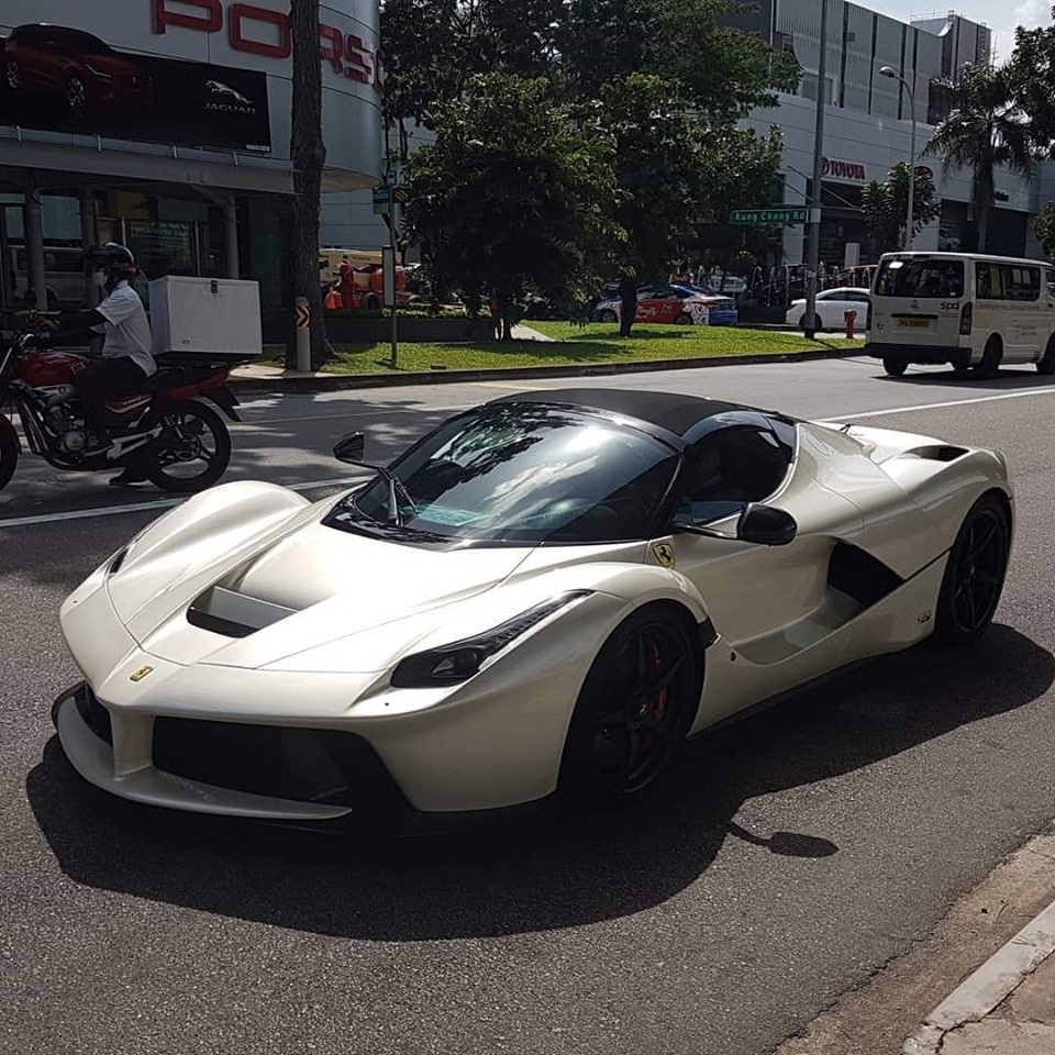 Ferrari LaFerrari Aperta ở Singapore. Trước đó các đại gia ở đây cũng đã sở hữu Ferrari LaFerrari Coupe