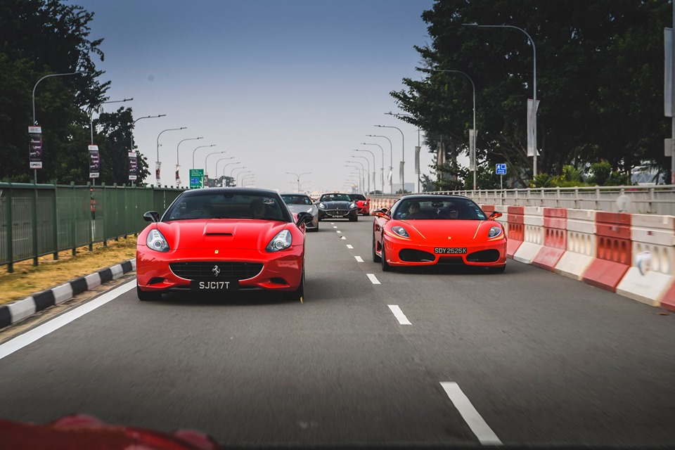 Đoàn xe di chuyển rồng rắn trên đường phố. Trong ảnh là Ferrari F430 và Ferrari California