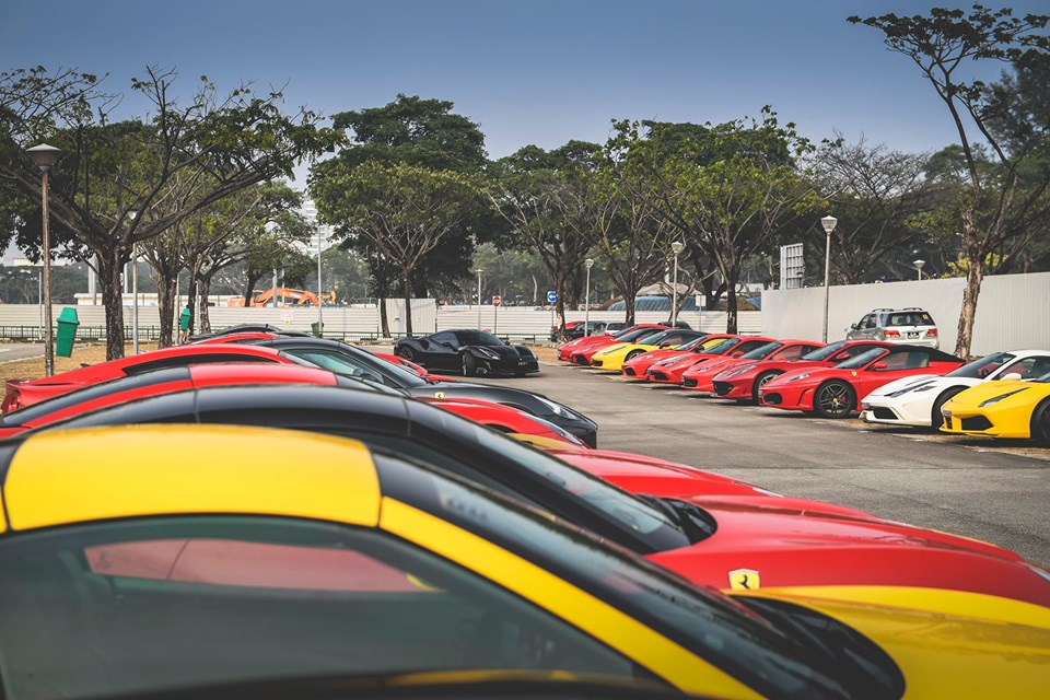 Hơn 35 chiếc siêu xe Ferrari của nhà giàu Singapore đã tụ tập lại và di chuyển đến một địa điểm VIP để xem đua xe F1