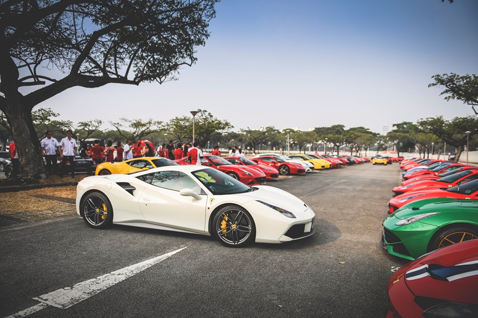 Ferrari 488 GTB màu trắng và đối đầu là một chiếc Ferrari F12 Berlinetta với màu sơn thửa riêng Green Jewel 