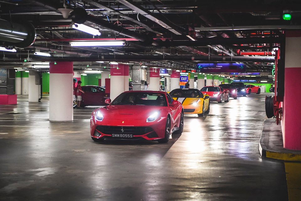 Những chiếc siêu xe Ferrari Singapore di chuyển vào hầm đỗ xe