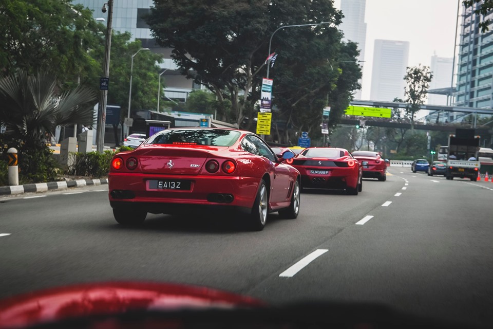 Ferrari 575M Maranello di chuyển trong dàn siêu xe Ferrari ở Singapore đi xem đua xe F1