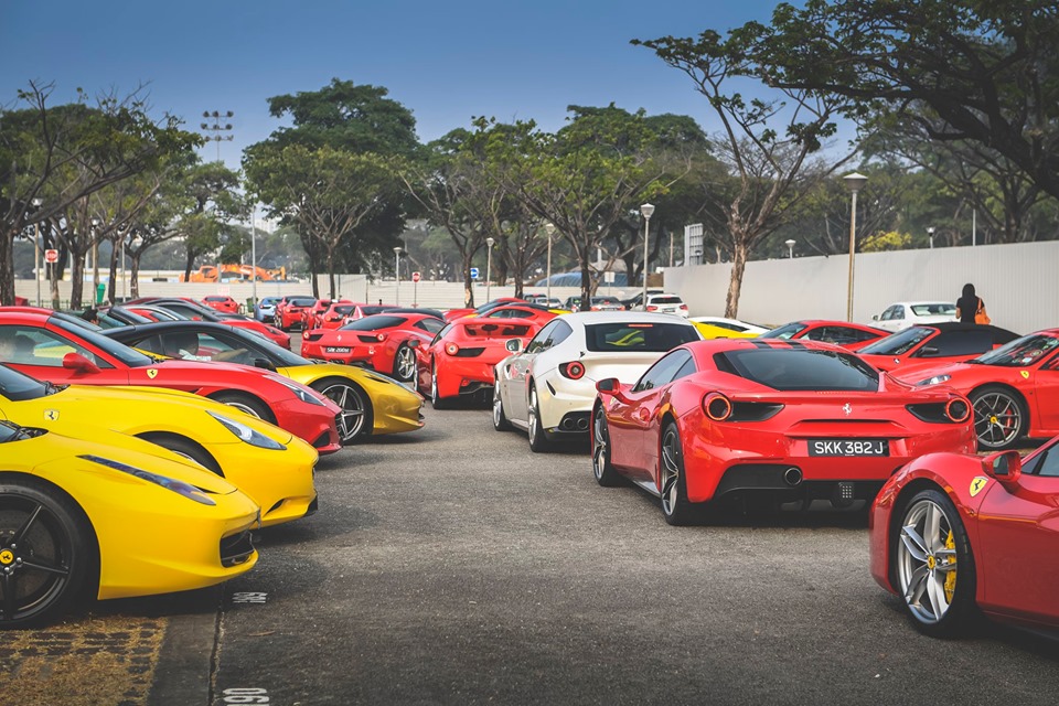 Dàn siêu xe Ferrari bắt đầu di chuyển đến địa điểm tập kết