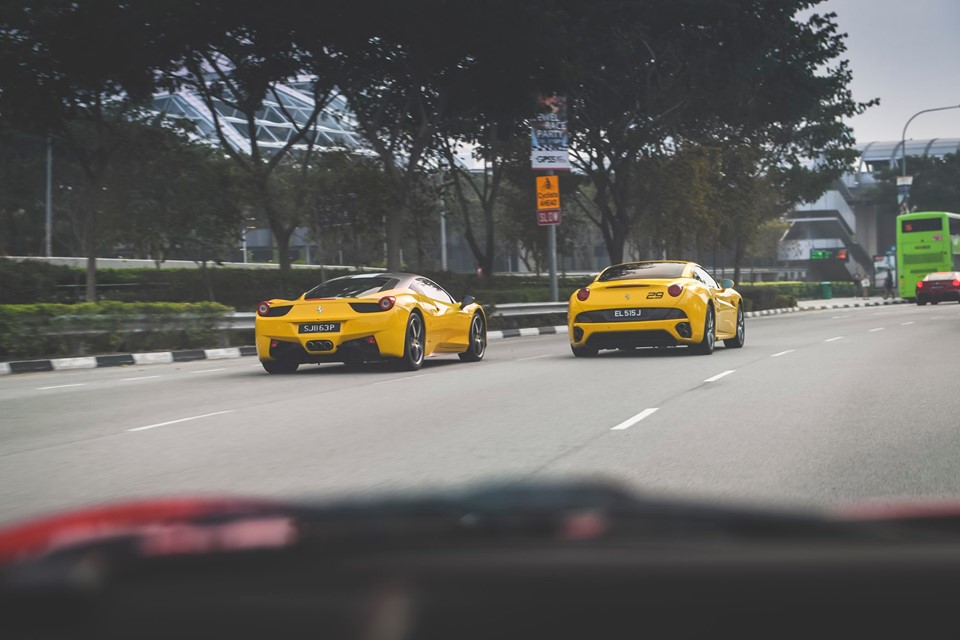 Ferrari California màu vàng đọ dáng cùng Ferrari 458 Italia cũng màu vàng