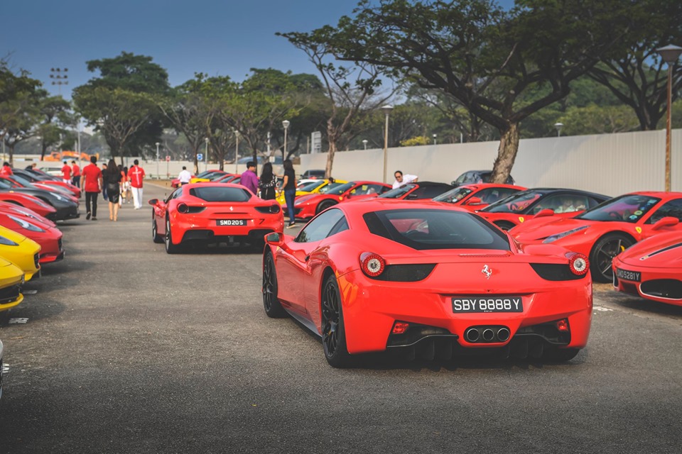 Trong ảnh là Ferrari 488 GTB và Ferrari 458 Italia tông xuyệt tông màu đỏ