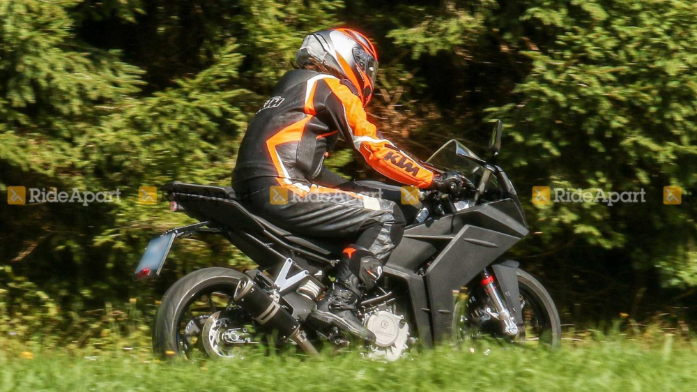 Đèn hậu và khung phụ phía sau của KTM RC390 đã được thiết kế lại