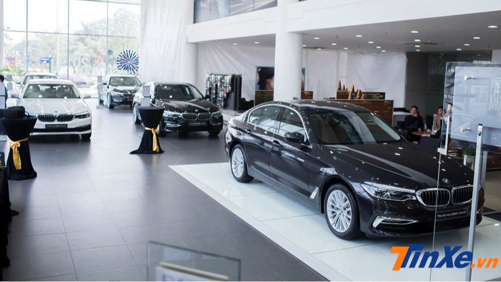 Sau khi giảm gi&aacute;, BMW 5-Series kh&ocirc;ng thể c&oacute; th&ecirc;m sức cạnh tranh với Mercedes-Benz E-Class m&agrave; c&ograve;n với cả ch&iacute;nh người em BMW 3-Series c&ugrave;ng nh&agrave;