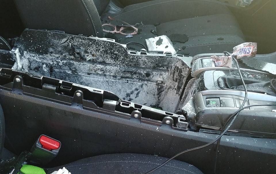 Nội thất của chiếc Honda Civic bị hỏng nhiều chỗ sau sự việc Nội thất của chiếc Honda Civic bị hỏng nhiều chỗ sau sự việc