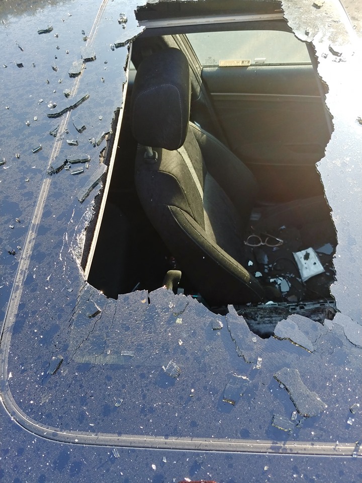 Kính cửa sổ trời của chiếc Honda Civic bị hất văng ra ngoài Kính cửa sổ trời của chiếc Honda Civic bị hất văng ra ngoài