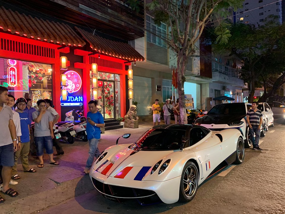 Pagani Huayra v&agrave; d&agrave;n SUV đắt đỏ của Minh Nhựa tr&ecirc;n đường phố Đ&agrave; Nẵng