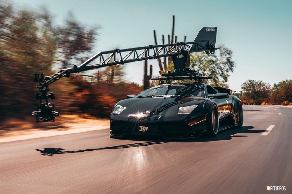 Những thước phim h&agrave;nh động đua xe gay cấn sẽ được Motorcrane Murcielago bắt kịp v&agrave; ghi lại nhờ khối động cơ V12 danh tiếng của Lamborghini Murcielago