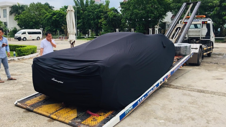 Thần gi&oacute; Pagani Huayra độc nhất Việt Nam đ&atilde; được l&aacute;i l&ecirc;n xe chuy&ecirc;n dụng v&agrave; tr&ugrave;m bạt của Lamborghini để vận chuyển đến c&aacute;c địa điểm chụp ảnh