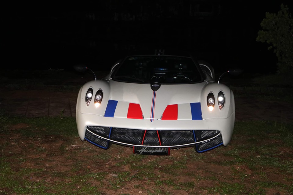 Pagani Huayra của Minh Nhựa được đem xuống b&atilde;i đất trống để đỗ xe